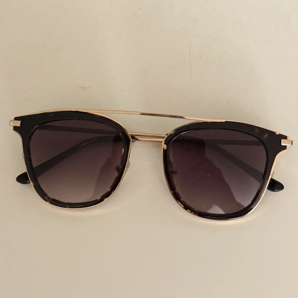 NWT TIJN eyewear sunglasses gold hardware tortoise shell sunnies w/ travel case